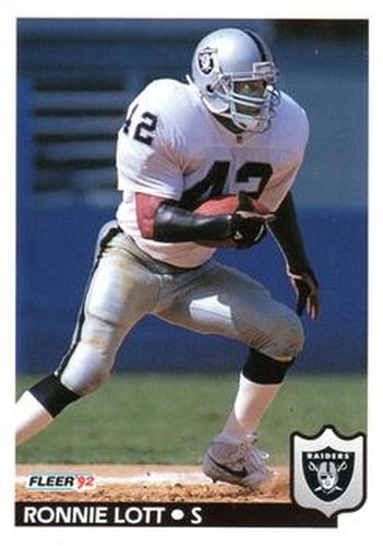 #200 Ronnie Lott - Los Angeles Raiders - 1992 Fleer Football